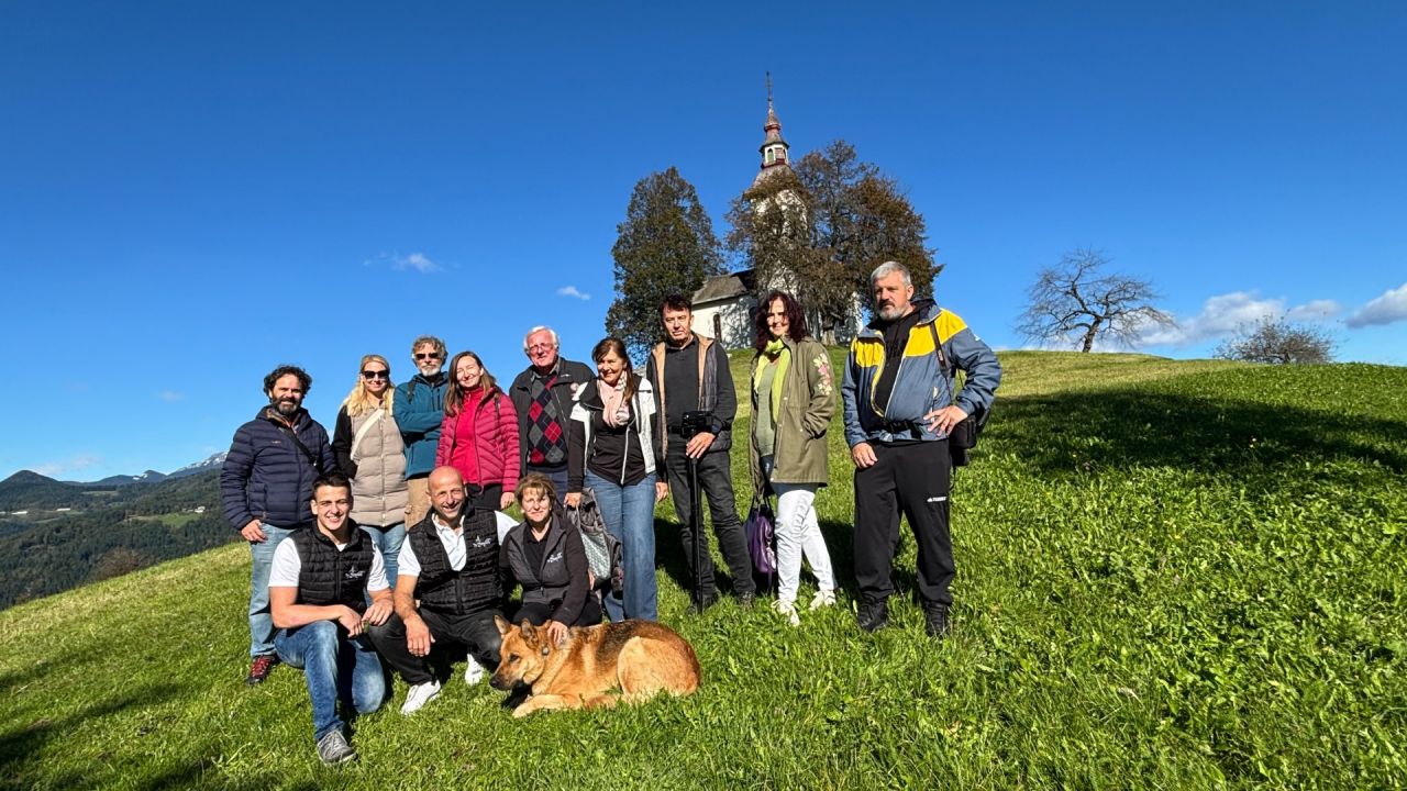 Skupinska fotografija pri cerkvici Sv. Tomaža