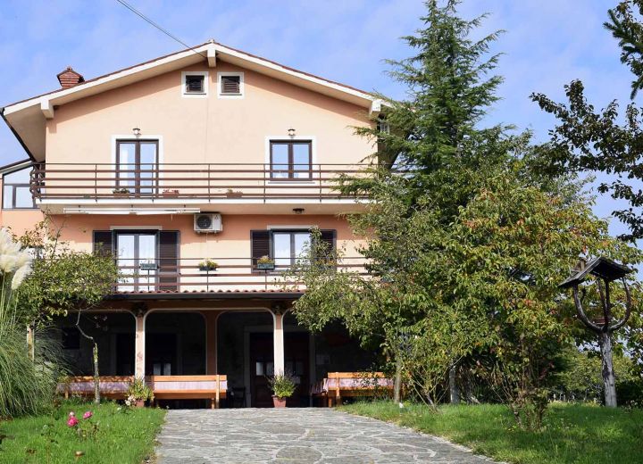JAKOMIN, osmica in prostor za kampiranje