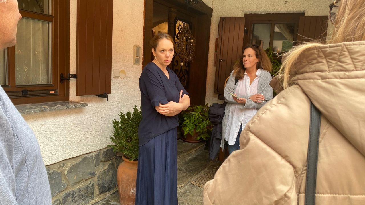 Gostiteljica Eva na kmetiji Šeruga sprejme novinarje in na kratko predstavi kmetijo.