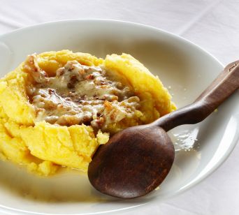 Frika s krompirjevo polento